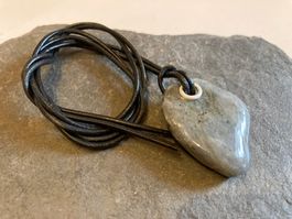 Labradorit Stein mit Lederkordel