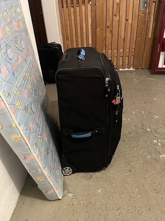 Valigie: Grosser,  Koffer mit vollen Kinderkleidung – Usato da Oberentfelden venduto da eli_r6zv 1