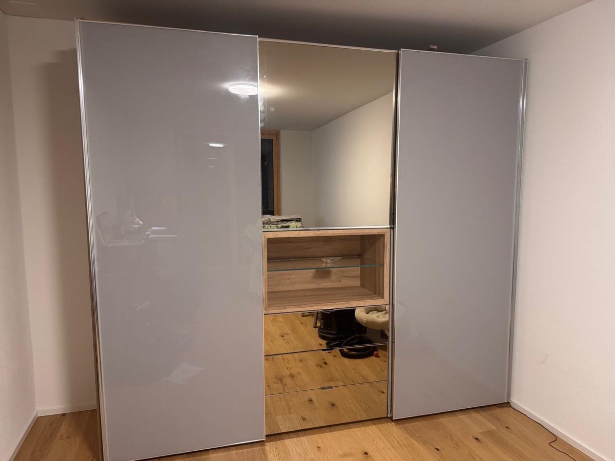 Armoires: Schubiger Kleiderschrank mit LED-Leuchten – Défectueux à Richterswil par ale_ym9l