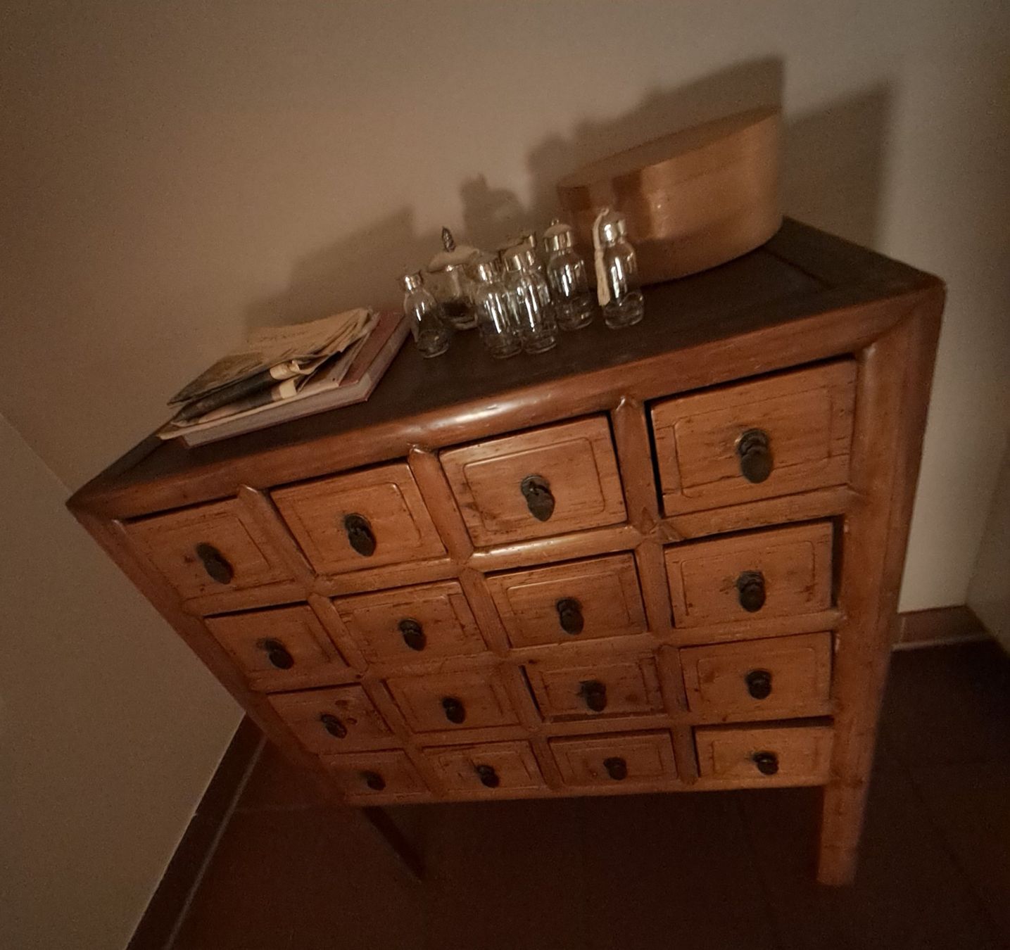 Armadi: Antiker Apothekerschrank China – Usato da Ossingen venduto da Schaffhausen333 1
