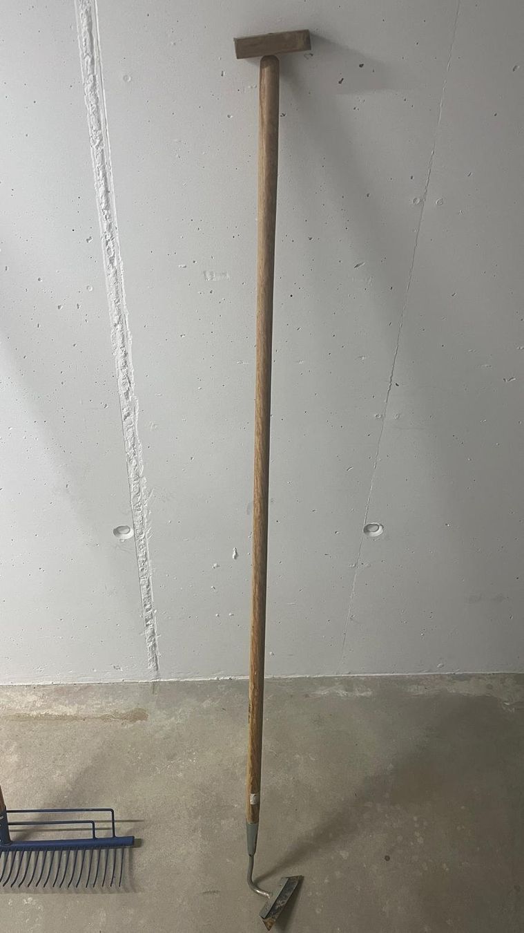 Tous les outils: Gartenhacke mit Holzstiel gebraucht – D'occasion à Münchenbuchsee par DerKartensammler