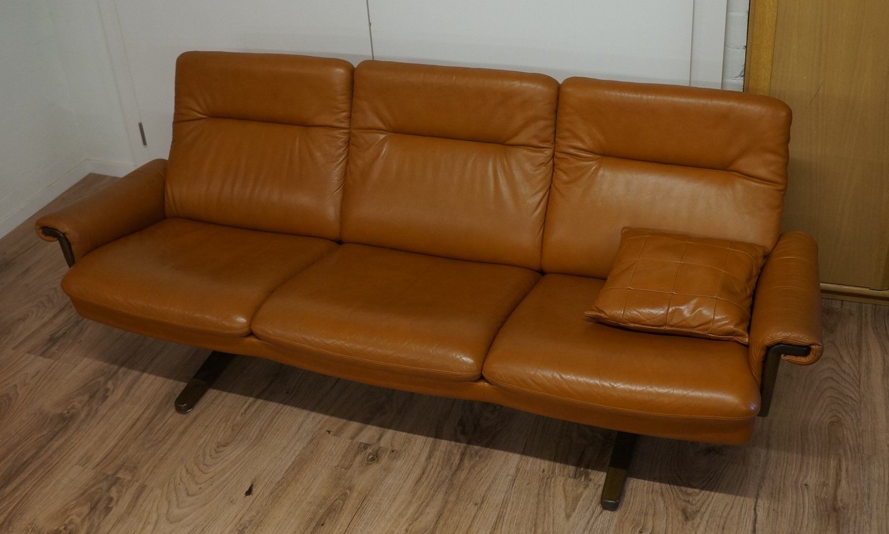 Intertime Divani: Intertime Cognac Ledercouch Schweizerqualität Vintage 80er – Usato da Basel venduto da bk_brockibasel