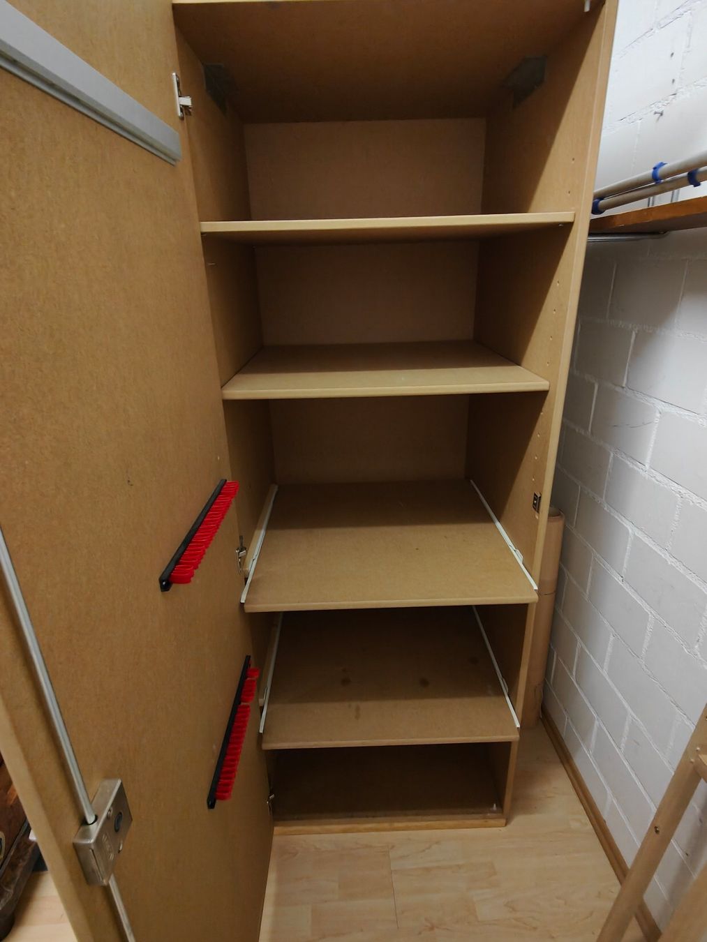Armoires: Schrank für Keller, Garage oder Werkstatt – D'occasion à Mels par velo-city 4