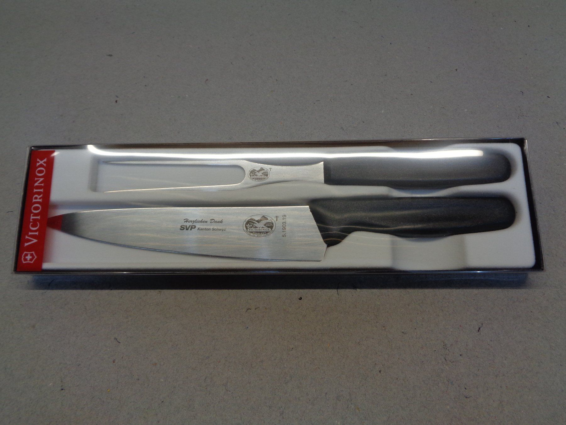 Victorinox Coltelli da cucina: Messer & Tranchiergabel Set Victorinox – Nuovo e nell'imballaggio originale da Aarwangen venduto da SEC500
