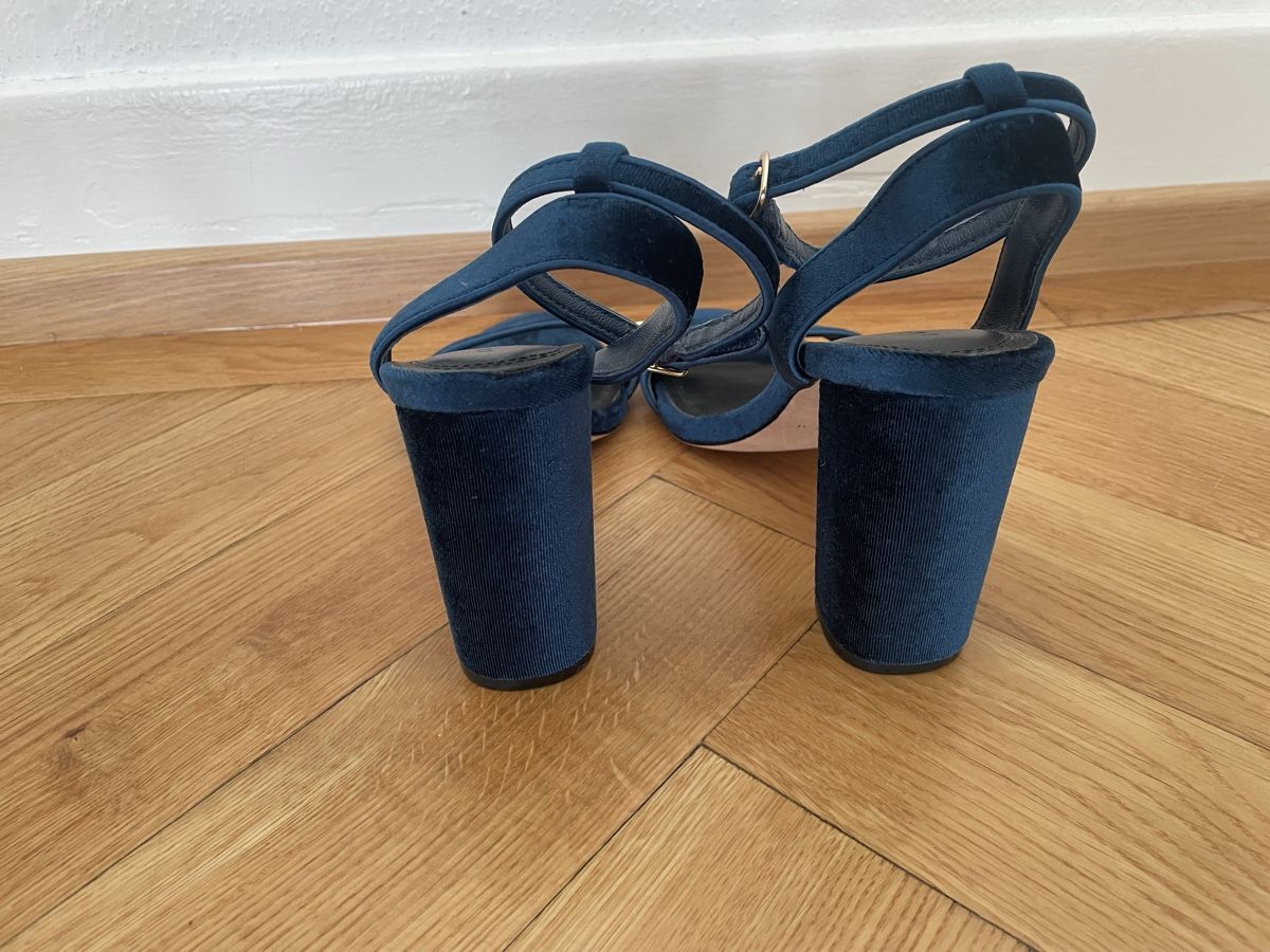 Sandro Scarpe da donna: Sandales Sandro bleues en velours, taille 39 – Usato da Lausanne venduto da generation 2