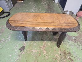 Afrikanischer Holztisch Couchtisch mit Schnitzereien 
