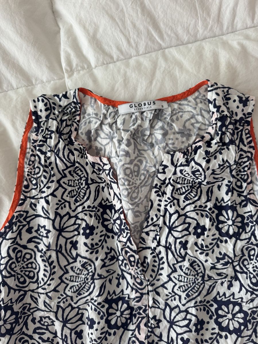 Tops: Haut d'été léger Globus Essentials à fleurs bleues blanches – Gebraucht aus Genève von lejardindesvetements 1