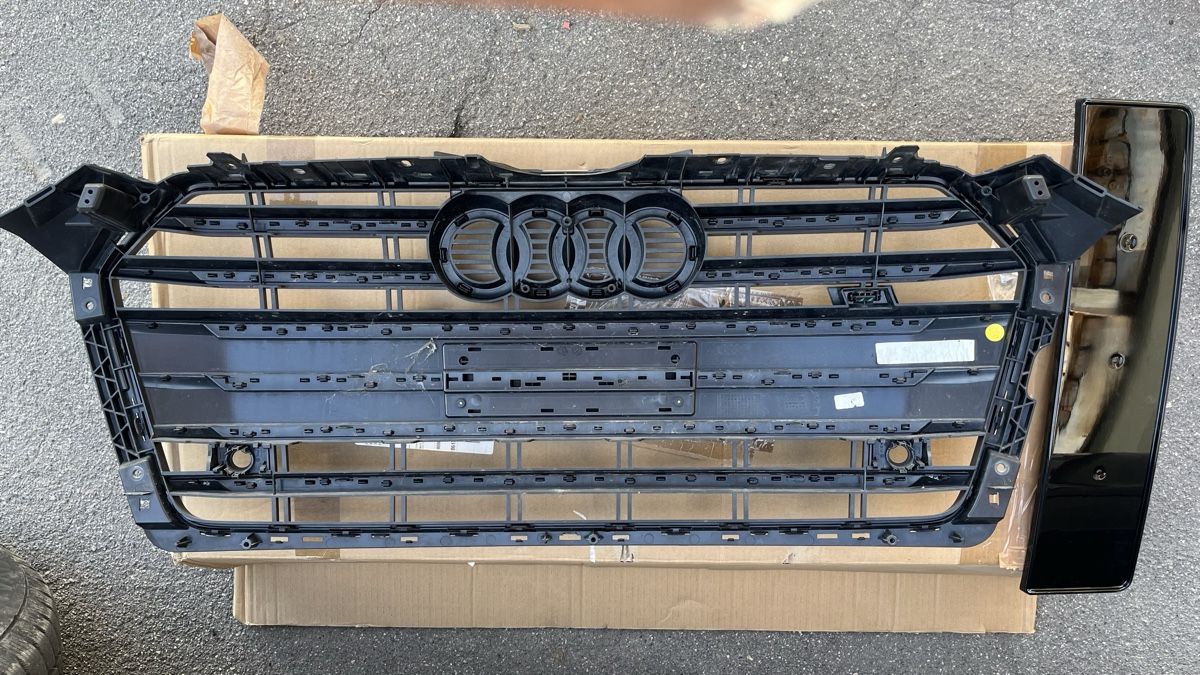 Audi Tutti pezzi di ricambio auto: Audi S5 Kühlergrill – Nuovo e nell'imballaggio originale da Schiers venduto da Valzeina 2