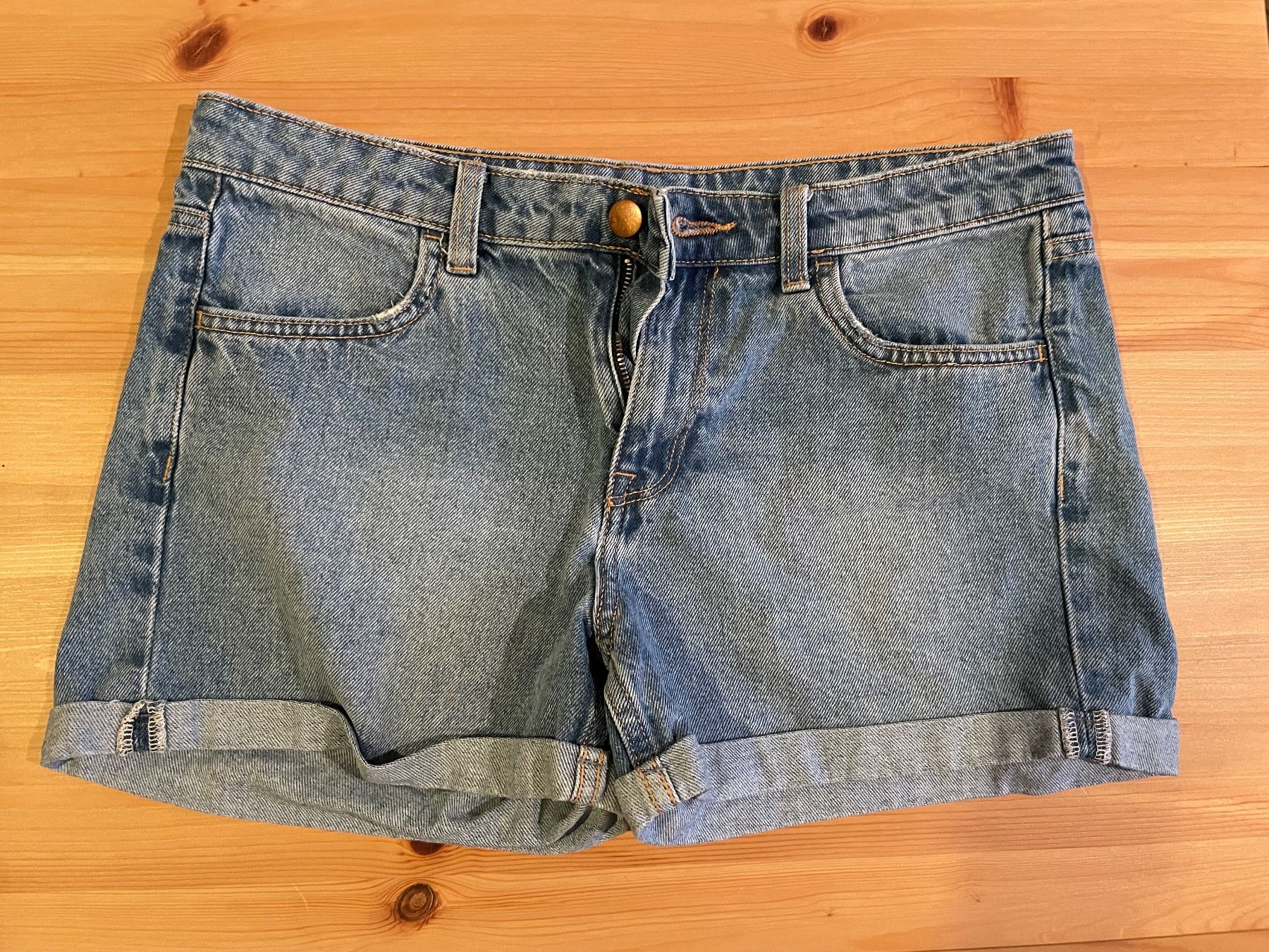 H&M Pantaloni: Shorts di jeans H&M taglia 38 – Usato da Cagiallo venduto da Misschiacci-