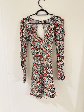 Robe fleurie DIVIDED, taille 38, idéale pour l'automne!
