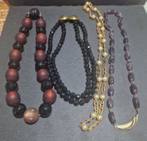 Set von vier Halsketten verschiedene Farben gebraucht (1)