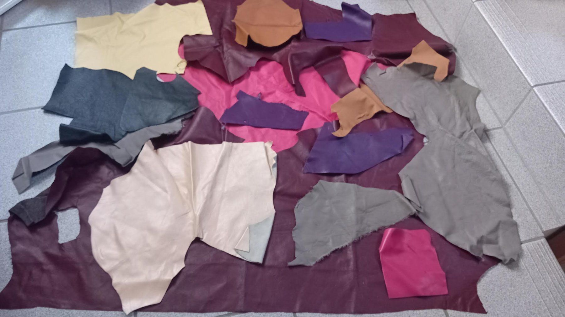 Tissus: Leder Reste ca.3,5kg – D'occasion à Salez par Robe12 5