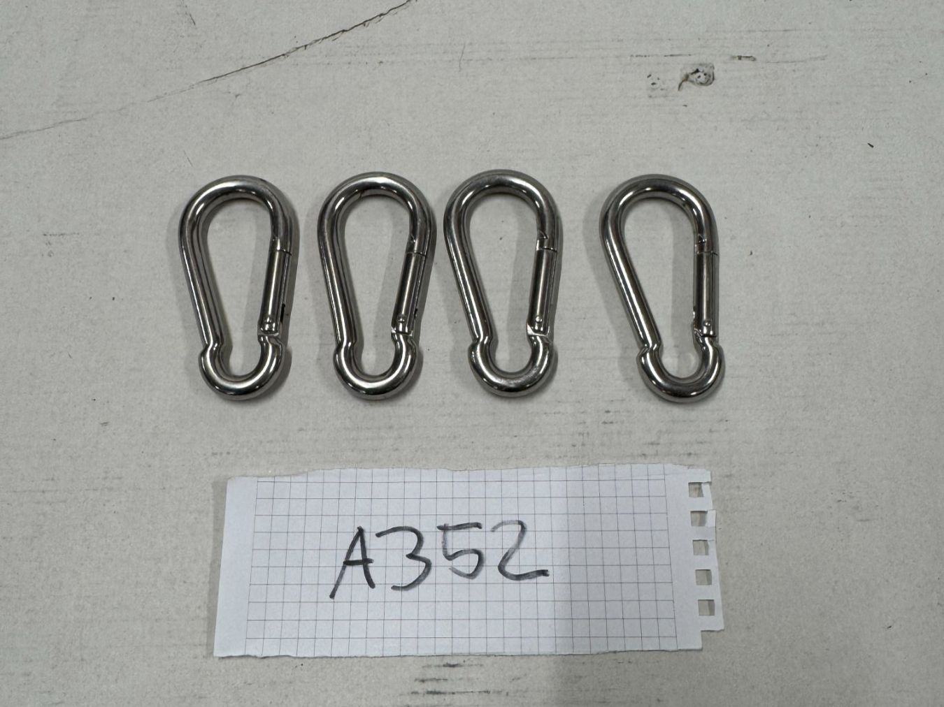 Attrezzatura da arrampicata: 4x Karabiner (A352) – Usato da Däniken SO venduto da Profog1 1
