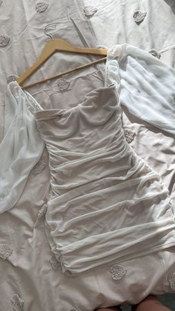 Robe courte blanche drapée manches bouffantes état neuf