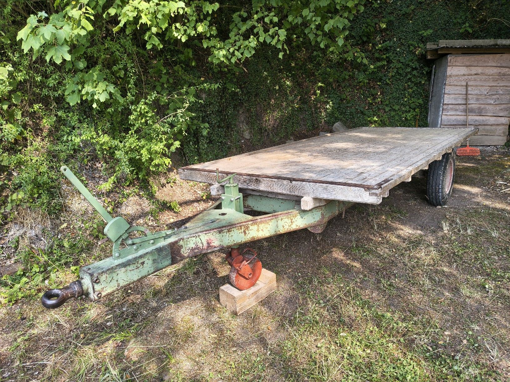 Rimorchi: Anhänger Flachwagen mit Holzplattform gebraucht – Usato da Oberuzwil venduto da uelimaen