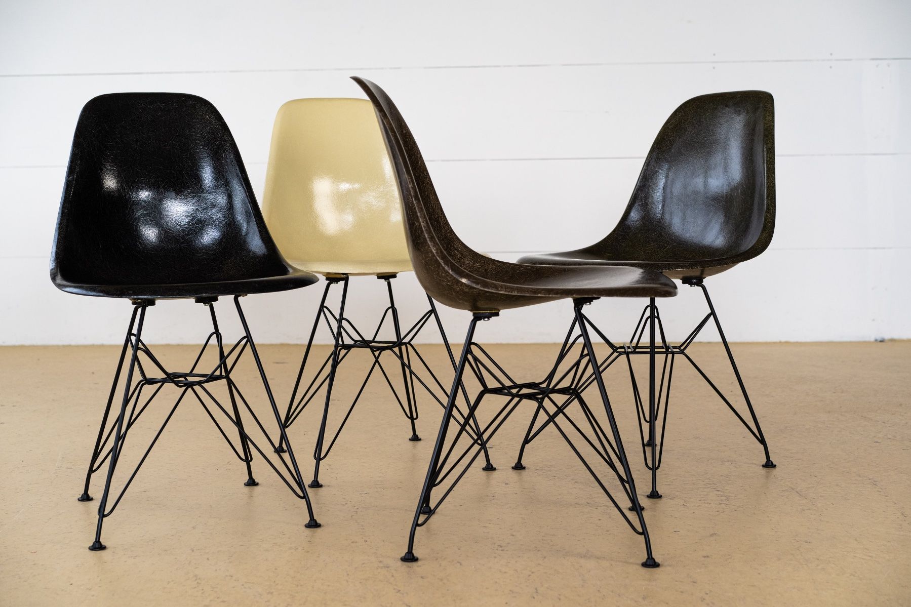 Herman Miller Stühle: Vintage Eames Fiberglas Stühle Hermann Miller - Eiffel Base – Gebraucht aus Meinisberg von atelier_TILIJA 3