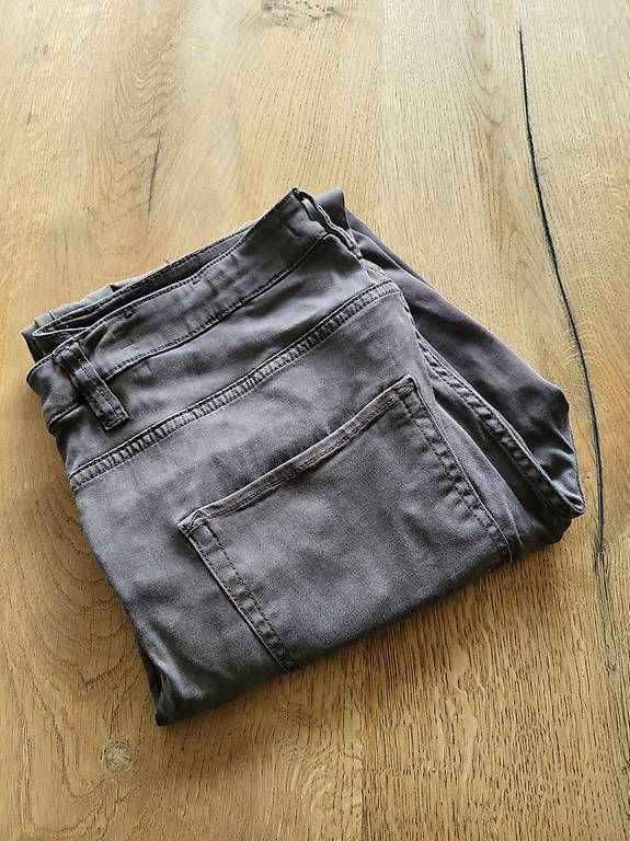 Pantaloni: Pantalon femme  – Usato da Ecuvillens venduto da loloall