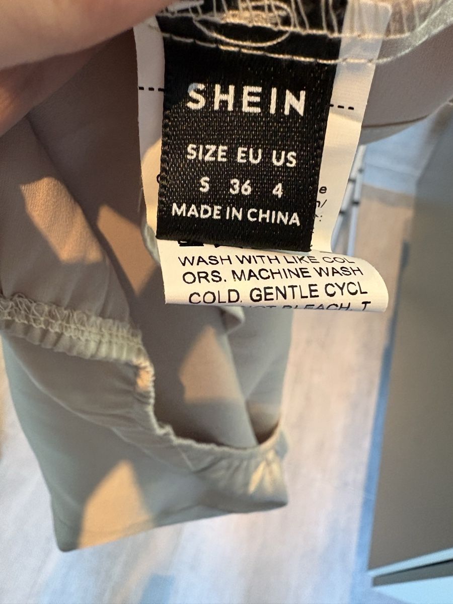Shein Top: Haut Shein Satin Beige Taille S – Usato da Champlan venduto da mat_qff9 2