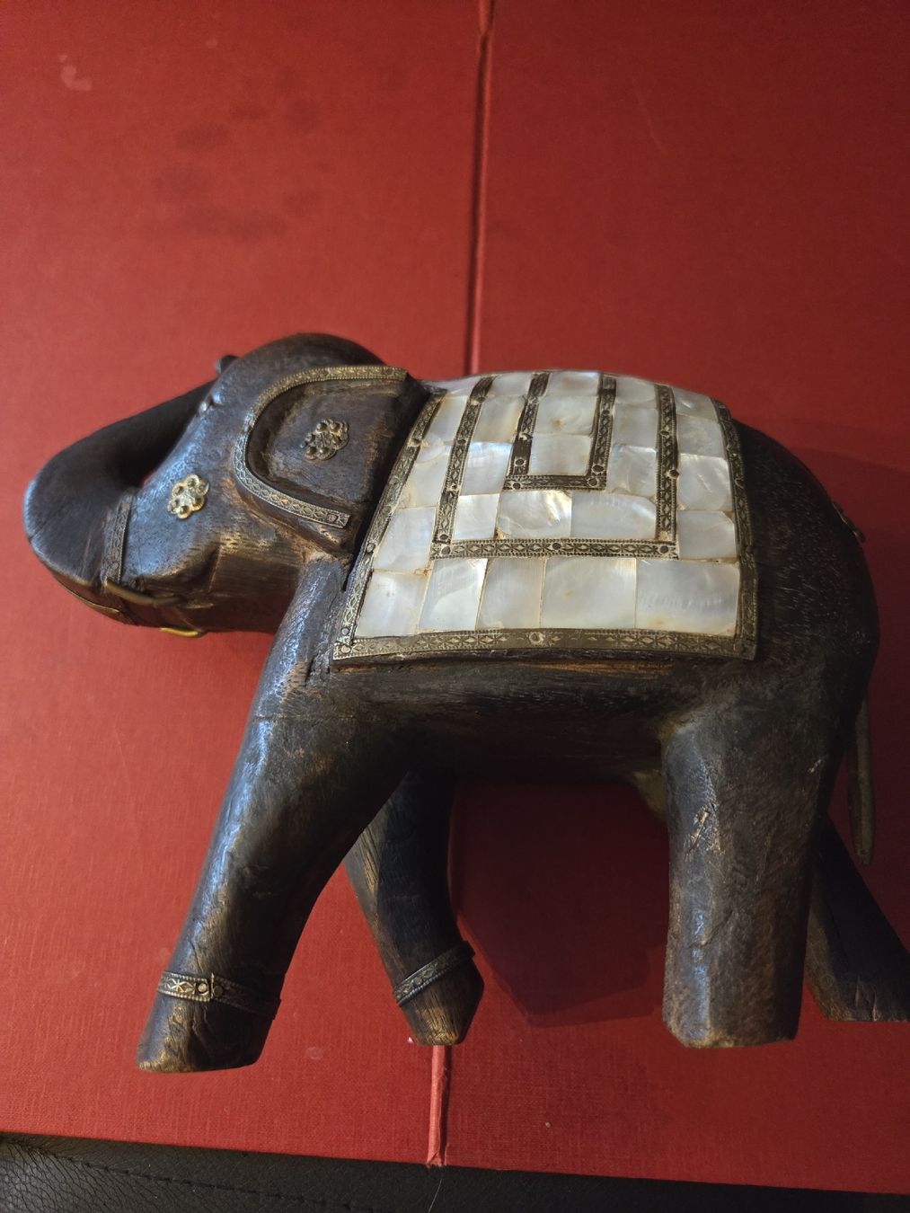 Statuette: Éléphant décoratif en bois et nacre – Usato da Penthalaz venduto da cel_zv7p 1