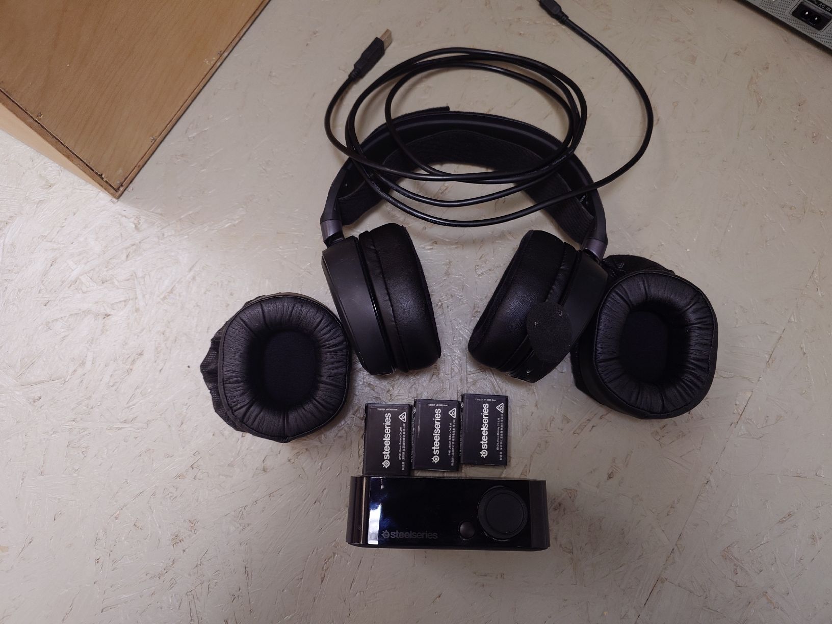 Steelseries Cuffie: Steelseries Arctis Pro mit 3 Wechselakkus – Usato da Aadorf venduto da Dna77