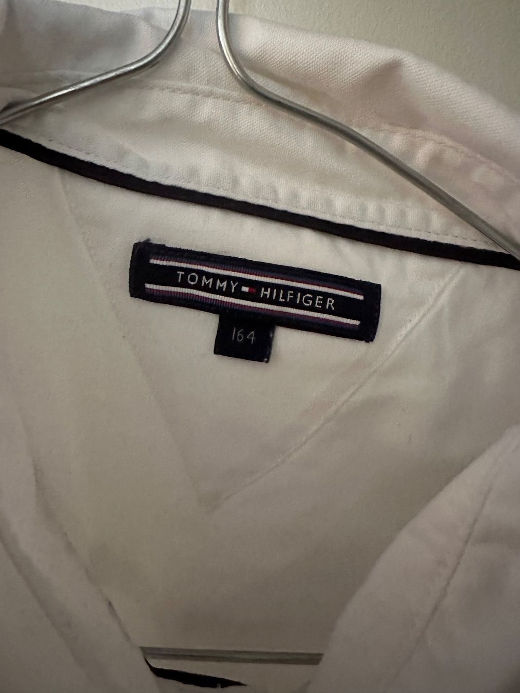 Tommy Hilfiger Camicie, T-shirt & Polo: Weisses Langarmhemd Tommy Hilfiger Gr. 164 – Usato da Mauren venduto da SB1606 1