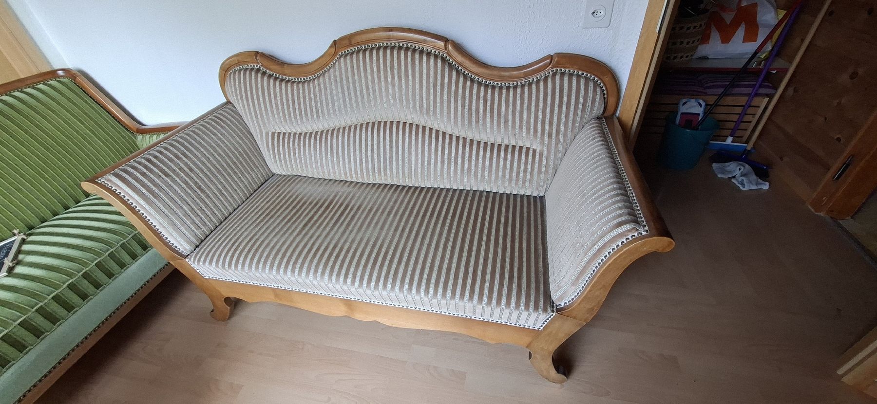 Divani: Antikes Sofa mit Stoffbezug und Holzrahmen – Usato da Buochs venduto da buochser6