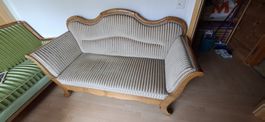 Antikes Sofa mit Stoffbezug und Holzrahmen