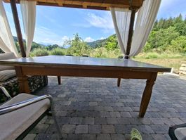 Rustikaler Gartentisch aus massivem Holz, ideal für den Somm