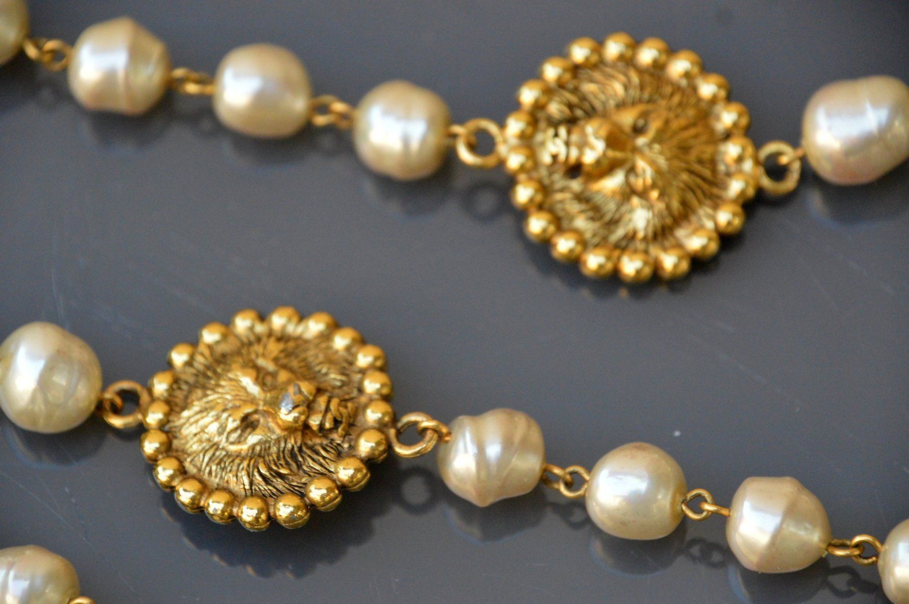 Chanel Catenine: Perlenkette CHANEL collier de perles – Usato da Collonges venduto da Auganien 1