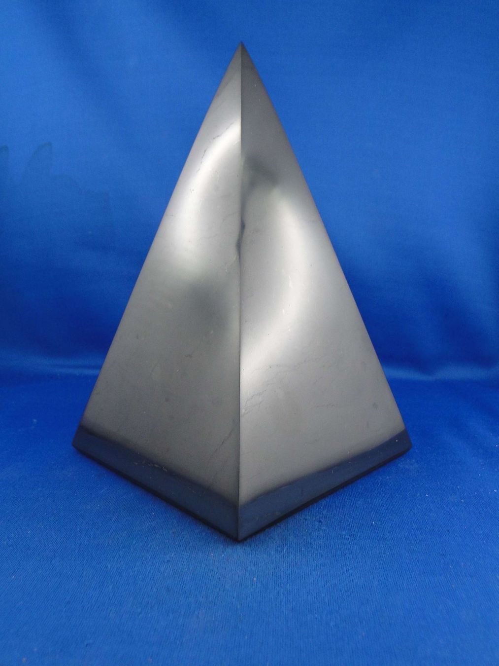 Mineralien & Heilsteine: Shungit-Pyramide 10cmx10cm poliert – Gebraucht aus Schinznach Bad von Demerald