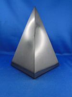 Shungit-Pyramide 10cmx10cm poliert