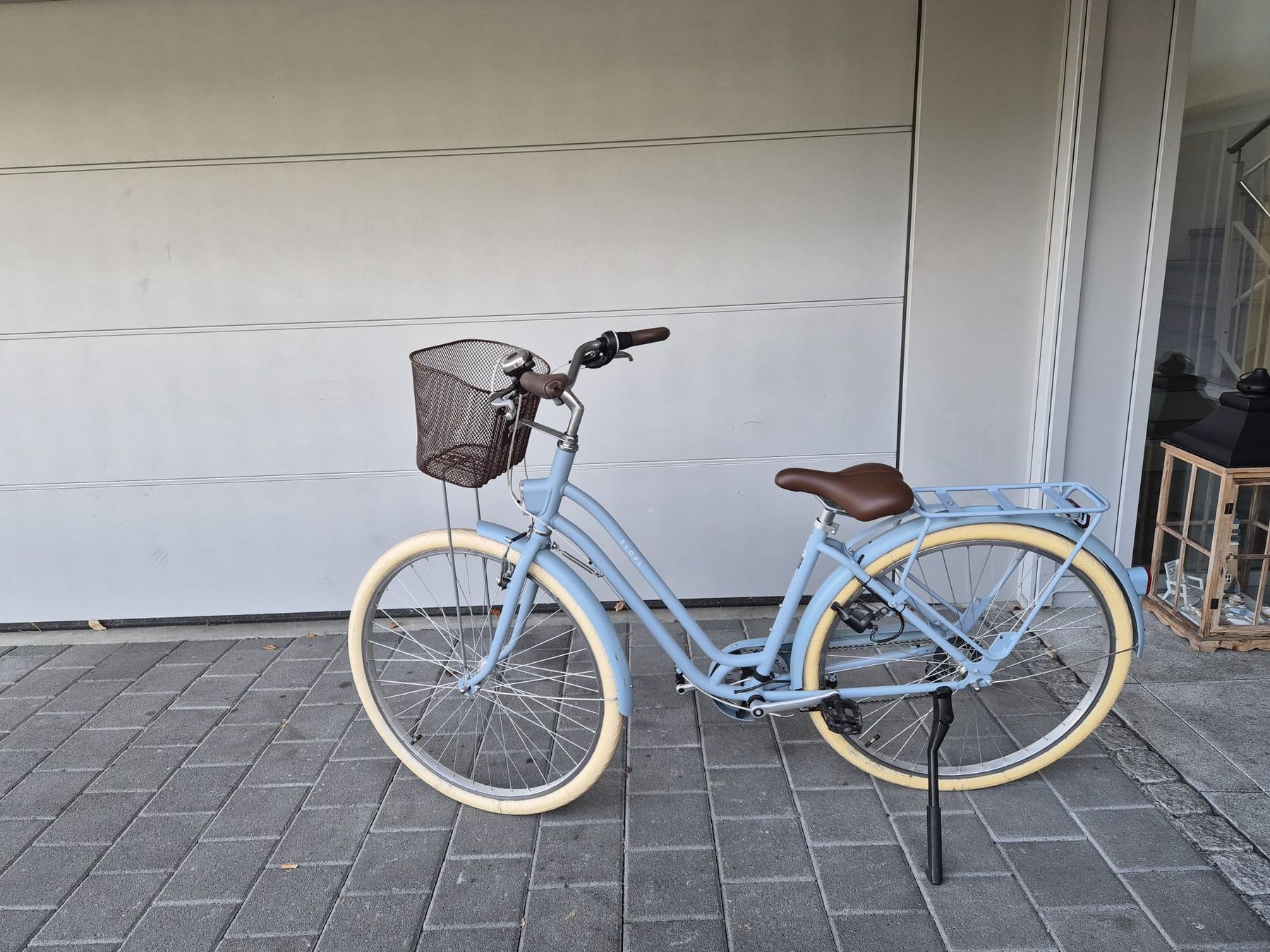 Biciclette: Cityfahrrad B'Twin Elops hellblau mit zwei Körben – Usato da Altendorf venduto da t_m_k9xg