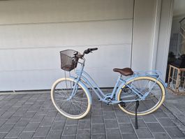 Cityfahrrad B'Twin Elops hellblau mit zwei Körben