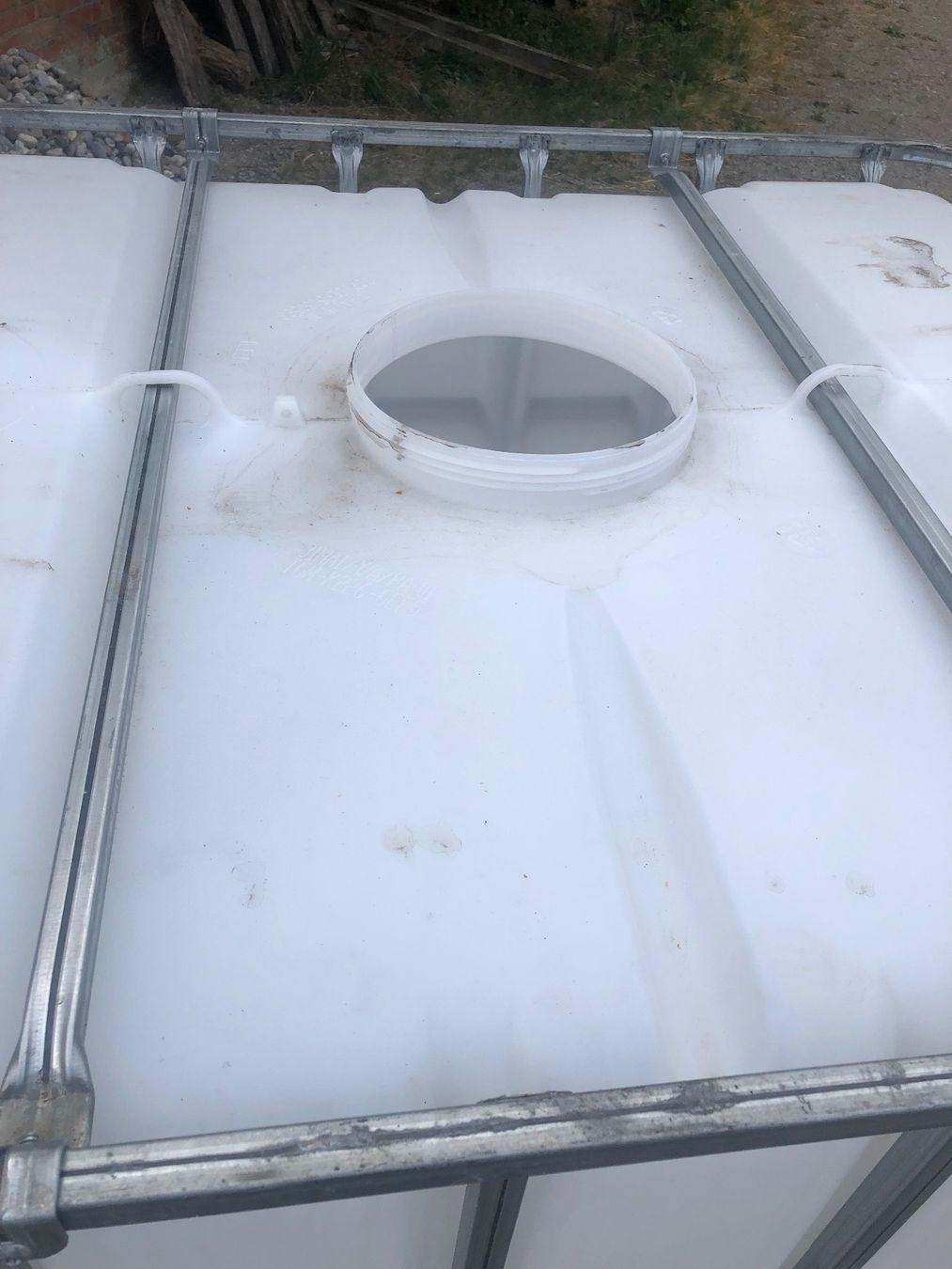 Abbeveratoi e trogoli: Aktion Tank 1000 lt – Usato da Embrach venduto da embr12 2
