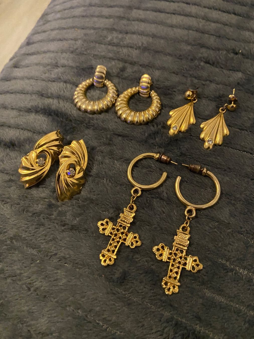 Orecchini pendenti & Orecchini a lobo: Plusieurs boucles d’oreilles – Usato da Montreux venduto da Perledor 1