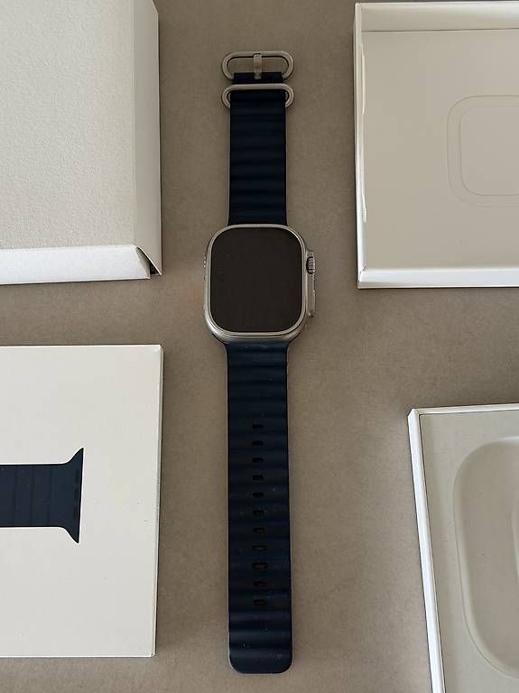 Smartwatch: APPLE WATCH ULTRA 2 49MM Titanium – D'occasion à Delémont par Jenya88 1