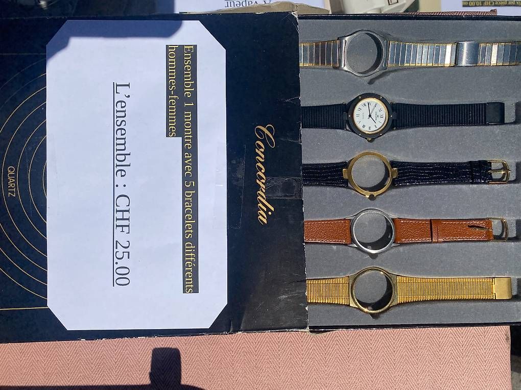 Montres: Ensemble montre et bracelets – Neuf avec emballage d'origine à Lausanne par fif_8dgg