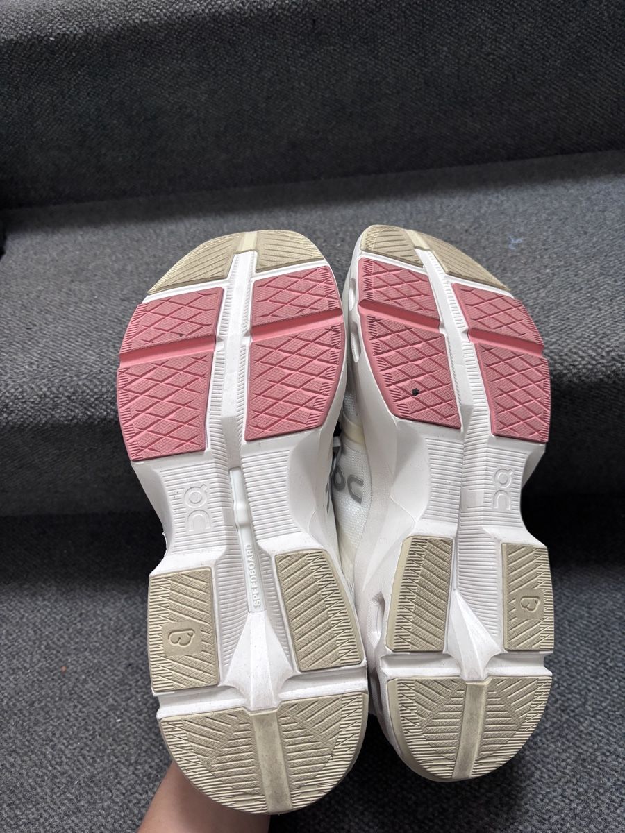 On Damenschuhe: On running cloudpulse – Gebraucht aus Zürich von Hanna-Hadorn 4