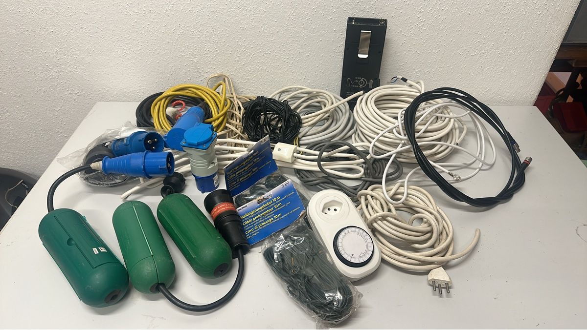 Alimentation électrique: Assorted Electrical Cables and Connectors Lot – D'occasion à Elsau par MANWITHVAN