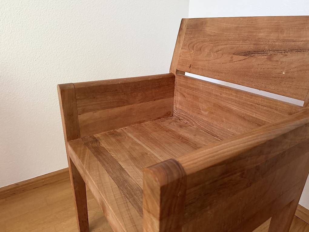 Sedie: 2 robuste Stühle aus Massivholz – Usato da Riehen venduto da pau_vl6b 1