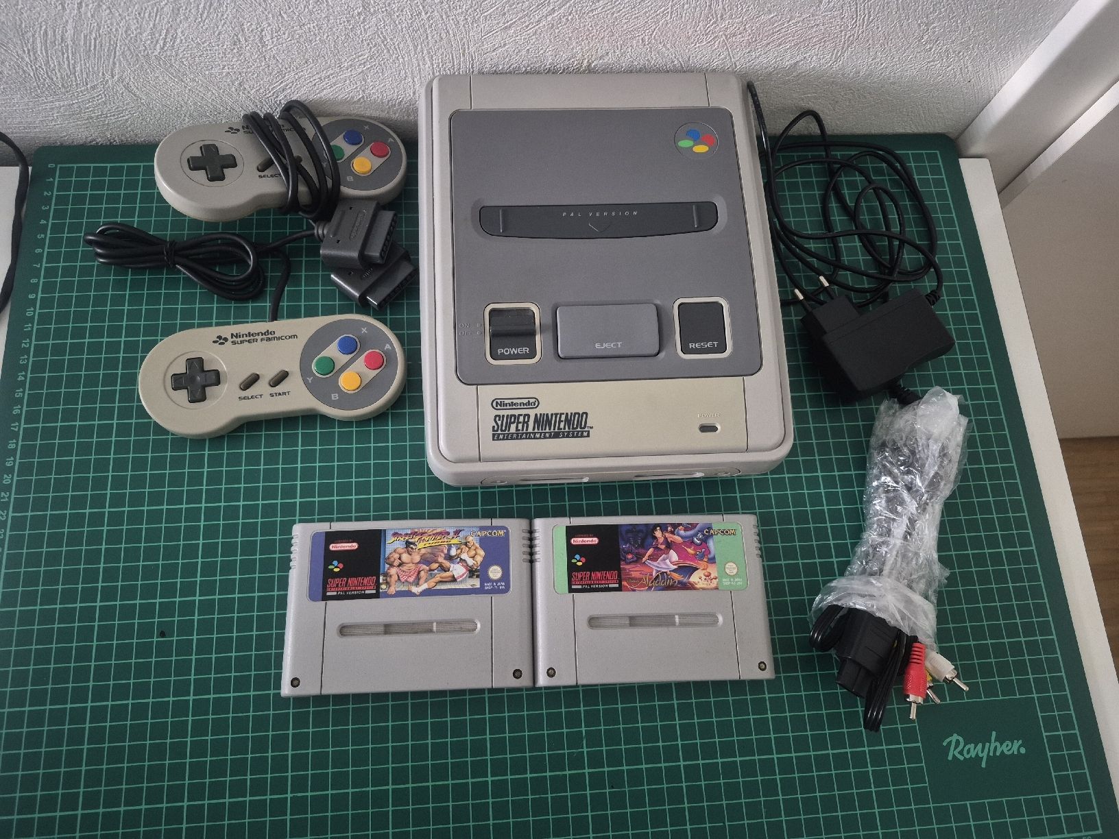 Nintendo Konsolen: Super Nintendo SNES PAL Console with 2 games & 2 pads – Gebraucht aus Meyrin von Retro-GZ