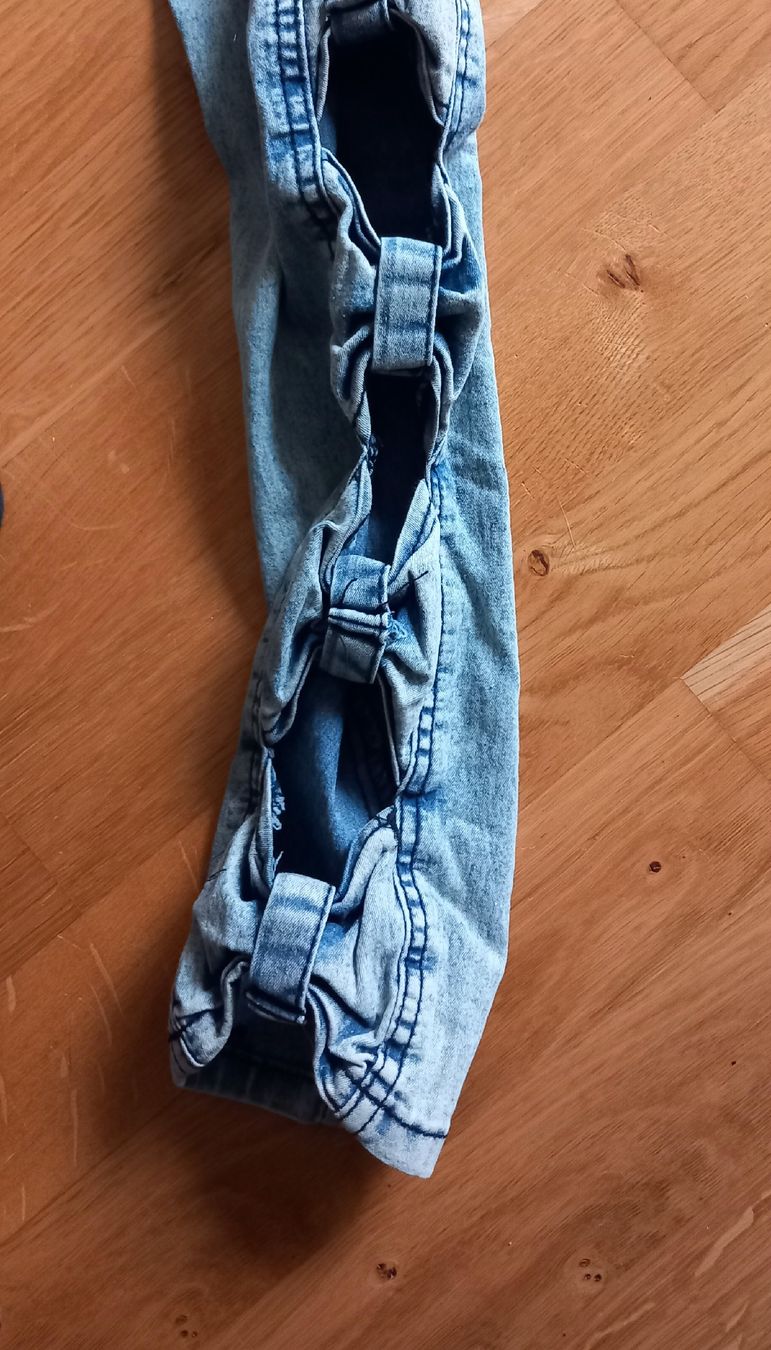 Jeans: Jeans fendu sur les côtés – Neuf (Voir description) à Monthey par Tiz_dan 1