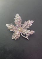 silberfarbene Brosche Blatt mit Perle und Steinen