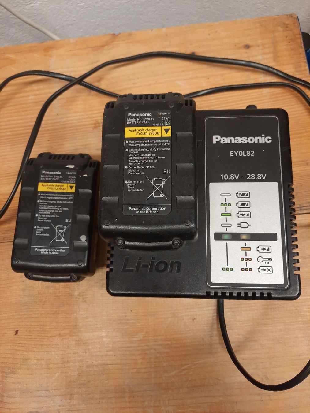 Panasonic Caricatori & Batterie: 2 Akku mit Ladegerät Panasonic – Usato da Uttigen venduto da phi_lg9r