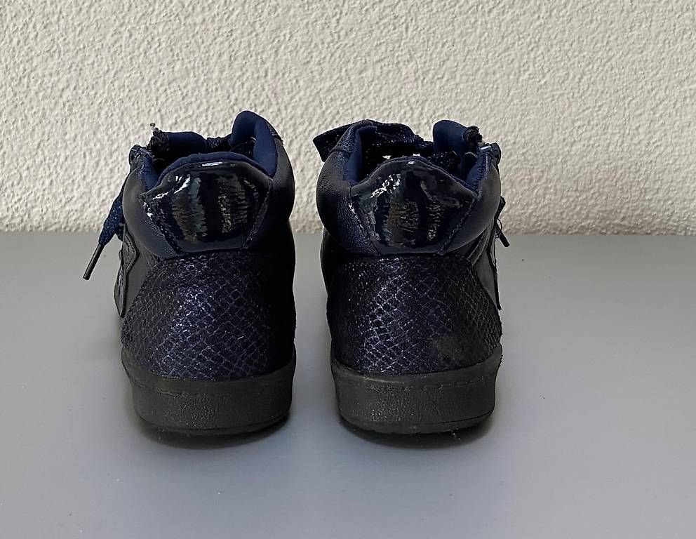 Scarpe per ragazze: Hohe Sneaker Gr. 33 blau Mädchen – Usato da Arlesheim venduto da Livifee 2