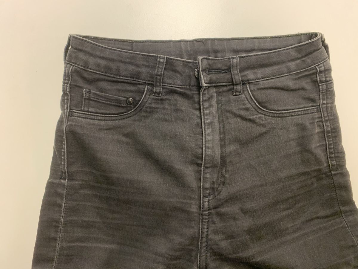 H&M Jeans: Jeans noir taille haute – Usato da Montreux venduto da iza_peche8 1