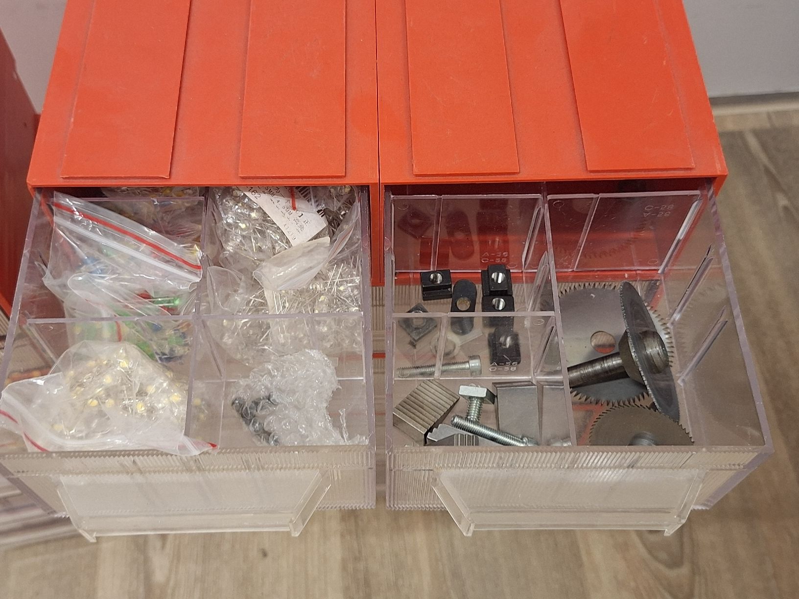 Scaffali: 2x Sortimokasten mit Inhalt – Usato da Grüt (Gossau ZH) venduto da wisdomio7 1