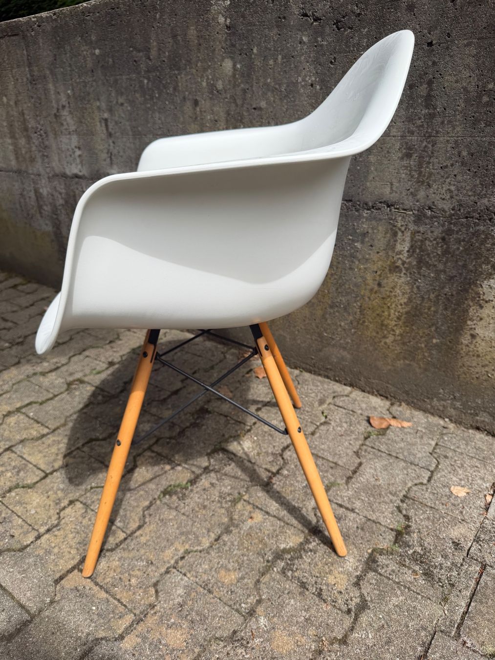 Vitra Sedie: Vitra Eames Plastic Armchair DAW weiss , 2er Set – Usato da Hirschthal venduto da GR7000 2
