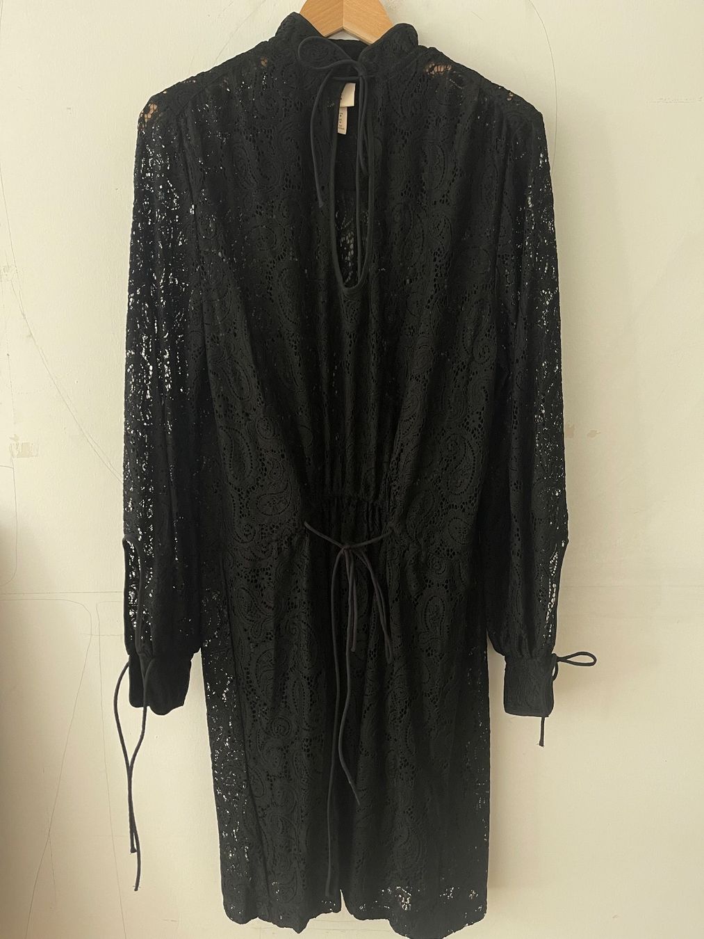H&M Vestiti: Kleid H&M schwarz Grösse M elastische Spitze durchgehend – Usato da Nussbaumen AG venduto da HelenaDavid1910