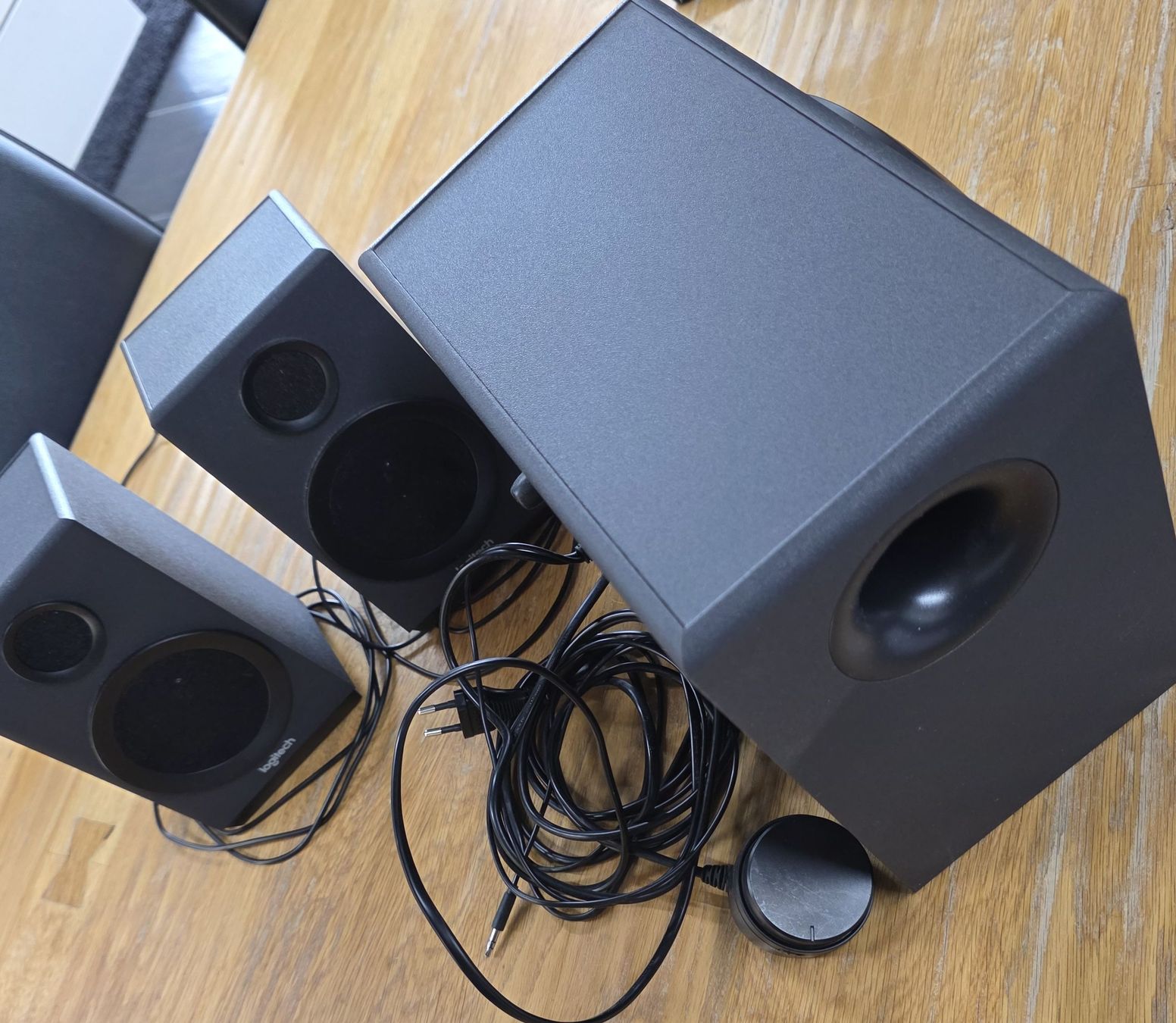 Logitech Haut-parleurs: Logitech Lautsprecher Set gebrauchter Zustand – D'occasion à Egg b. Zürich par Moritz8132
